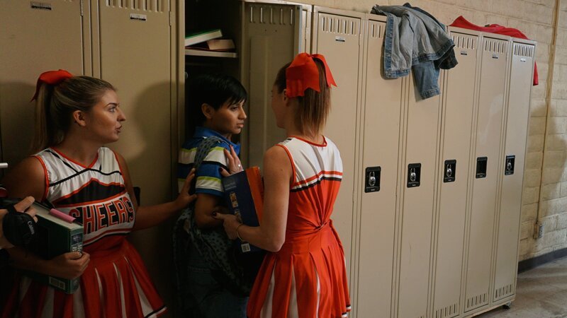 Cheerleaders pushing sister into locker at high school. – Bild: Discovery Communications, LLC