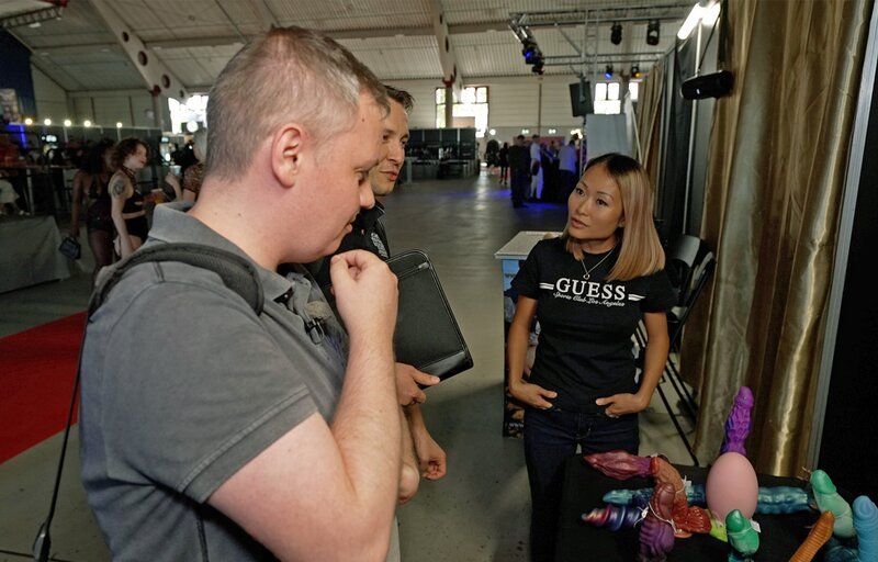Andreas Vetter und Manuel Maser vom Mannheimer Ordnungsamt auf der Mannheimer Erotikmesse. Alles, was in einen Körper gelangen kann, gehört zu ihrem Aufgabengebiet. – Bild: SWR