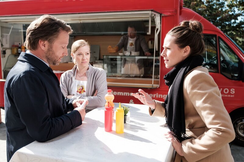 Heike (Katrin Höft, r.) blockt Christians (Sascha Rotermund) Anspielung auf ihre Situation mit Florian harsch ab. Tina (Franziska Arndt, M.) – Bild: MG RTL D /​ Stefan Behrens