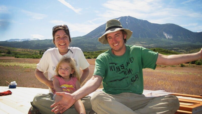Eine junge Familie sucht ein großes Grundstück in der Nähe der Berge und möchte ihr Haus gut in die Landschaft integrieren. – Bild: HGTV