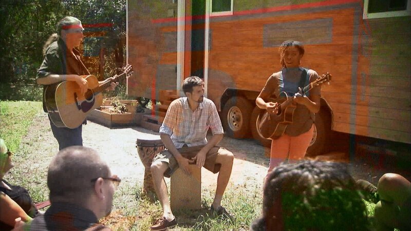 Musicians Rob and Anitra perform in Houston and across the country and want to tour a tiny house. – Bild: HGTV