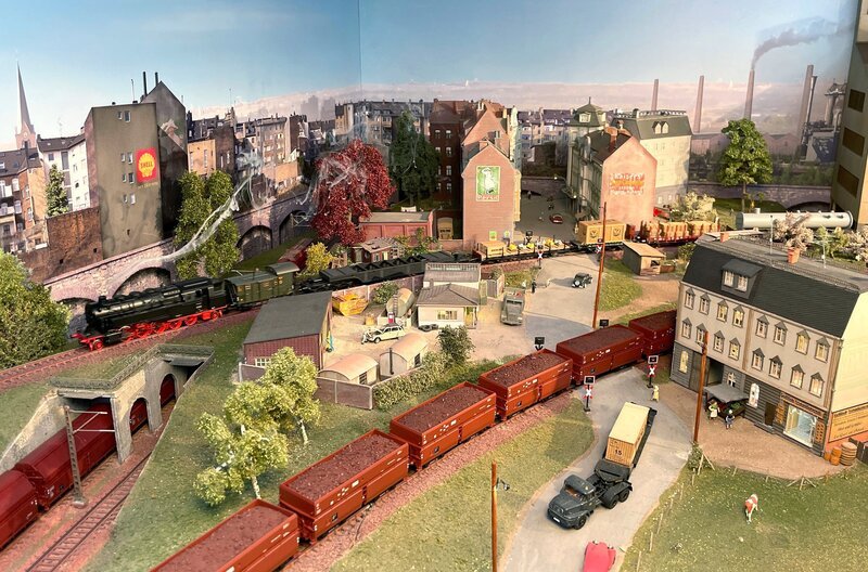 Die Stadt mit detailreichen Szenerien und ein Zug mit selbstgebautem Wagen und Ladegut. – Bild: SWR