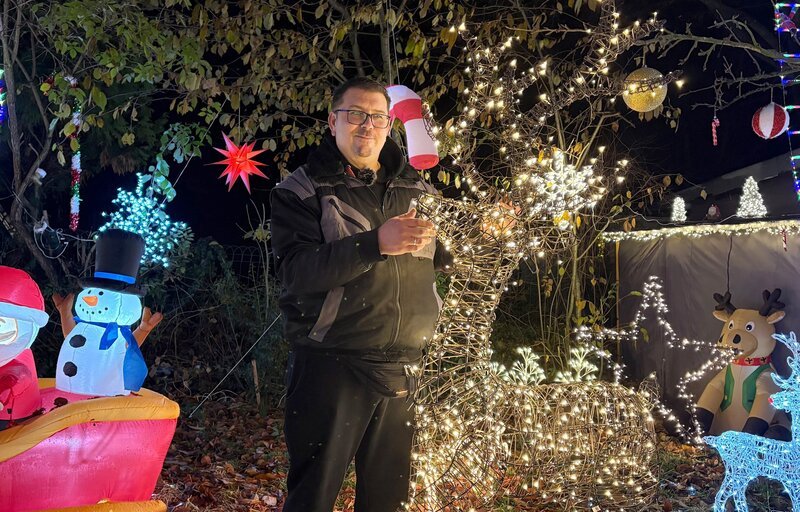 Stefan Scharffenberger mit Lichterhirsch im Garten – Bild: SWR