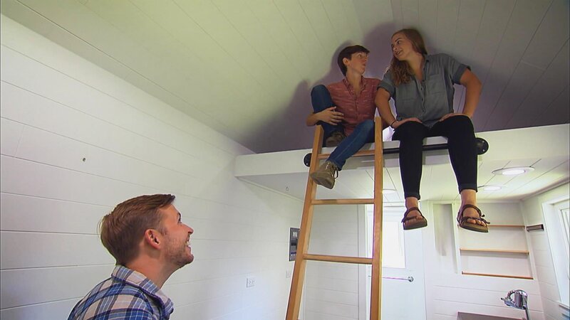 Sarah will ein Tiny House in Charleston kaufen, um ihren eigenen kleinen Rückzugsort zu haben und mobil zu sein. Aber die Suche gestaltet sich schwierig, denn die Tiny-House-Bewegung ist in Charleston erst im Kommen. Sie sucht ein modernes Haus im Landhausstil mit Treppe und Terrasse, dass auch für ihren Hund geeignet ist. Ihre Partnerin Tess berät sie bei der Suche. – Bild: HGTV