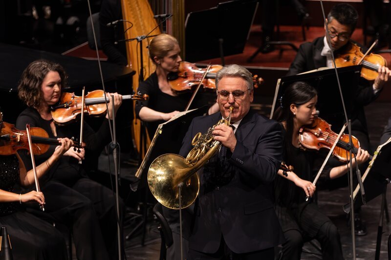 Der Hornist Radovan Vlatkovic. – Bild: Markus Konvalin /​ BR /​ BR/​Markus Konvalin