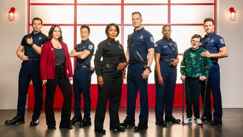(v.li.): Oliver Stark (Evan ‚Buck‘ Buckley), Jennifer Love Hewitt (Maddie Kendall), Kenneth Choi (Howie ‚Chimney‘ Han), Angela Bassett (Athena Grant), Peter Krause (Bobby Nash), Aisha Hinds (Henrietta ‚Hen‘ Wilson), Gavin McHugh (Christopher Diaz), Ryan Guzman (Eddie Diaz). – Bild: ORF/​ProSieben/​20th Century Studios/​Justin Stephens