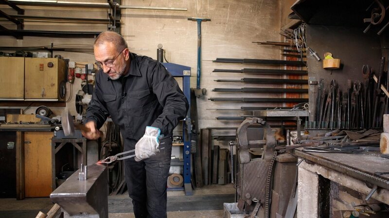 Karl Jura bei der Arbeit am Amboss in Edlbach. – Bild: ORF/moveXmedia Karl Jura bei der Arbeit am Amboss in Edlbach. – Bild: ORF/moveXmedia