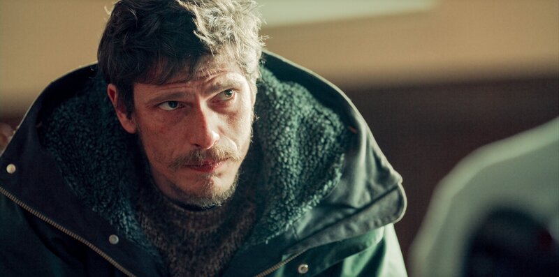 Der Ermittler Paolo Costa (Matteo Martari) hat eine tröstliche Nachricht für eine betagte Dame. – Bild: ORF/​Beta Film/​Cross Productions/​Rai Fiction