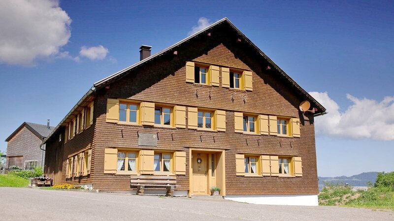 Hermann-Gmeiner-Geburtshaus in Alberschwende. – Bild: ORF