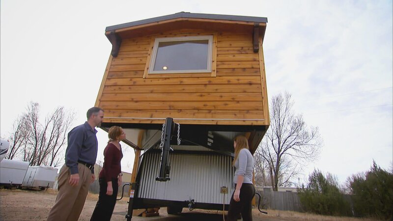 Die 18-jährige Jaden sucht ein Tiny House in Fort Collins, Colorado. Als angehende Studentin möchte sie nicht im Studentenheim auf dem Campus wohnen, sondern ihr Geld lieber in ein langfristiges unkonventionelles Wohnprojekt stecken. Die Immobilienmakler Shawn und Kari helfen ihr, ein Haus zu finden, das zu ihrem Stil als „minimalistischer Hippie“ passt. Auf ihrer Wunschliste steht ein modernes Landhaus, das von außen wie eine Hütte wirkt, aber innen modern ist. Und: Sie braucht Platz für ihre Tiere. Da der Markt für Tiny Houses in Colorado explodiert, kommt Jaden nicht um Kompromisse herum. – Bild: HGTV