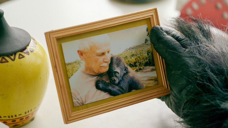 Ein Foto zeigt Lenas Opa mit dem Benedict als Baby. – Bild: ORF/​Beta Film/​Fiction Valley/​Avrotros