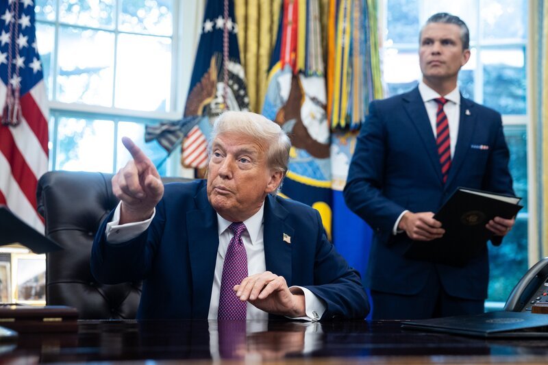 Präsident Donald Trump (l.) spricht neben Verteidigungsminister Pete Hegseth, nachdem er am 5. September 2025 im Oval Office des Weißen Hauses eine Durchführungsverordnung zur Benennung des Verteidigungsministeriums in „Kriegsministerium“ unterzeichnet hat. – Bild: ZDF/​Francis Chung/​POLITICO