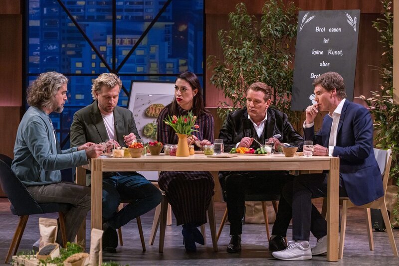 Die „Löwen“ (v.l.) Nils Glagau, Tillman Schulz, Tijen Onaran, Ralf Dümmel und Carsten Maschmeyer unterziehen die Brotbackmischungen von „Loggä“ direkt einem Geschmackstest. – Bild: RTL /​ Bernd-Michael Maurer