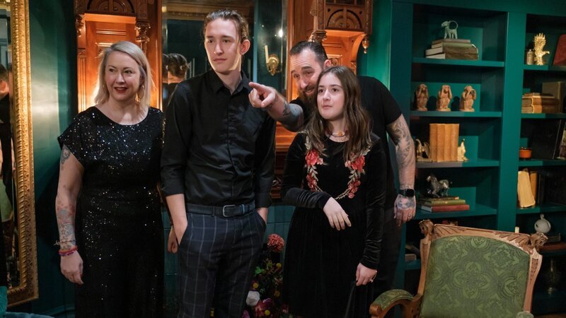 As seen on HGTV’s We Bought A Funeral Home, homeowners Heather and Arryn reveal the Parlor to children Rafferty and Noa. – Bild: Warner Bros. Discovery /​ Darren Goldstein