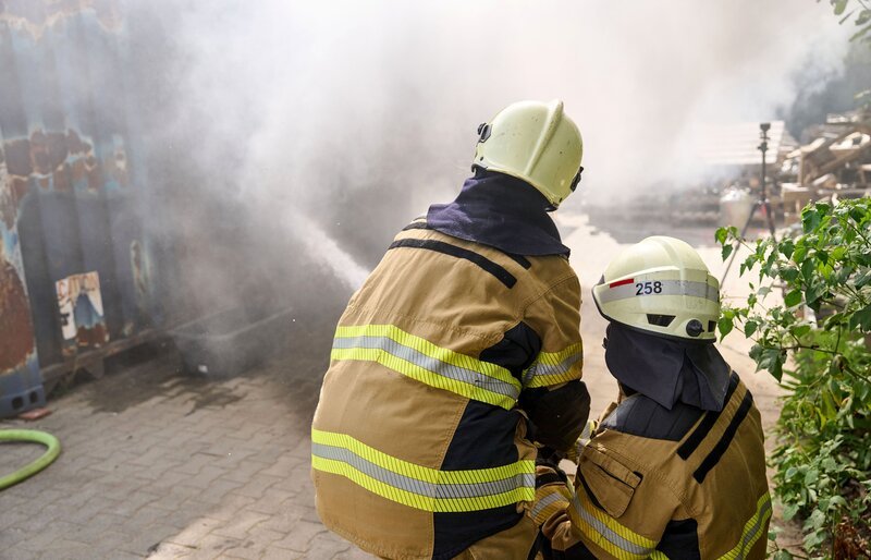 „Schwer entflammbar“ – dieses Versprechen tragen alle drei künstlichen Weihnachtsbäume im Check. Bei der Feuerwehr in Mülheim an der Ruhr testen Yvonne Willicks (r.) und Hauptbrandmeister Luca Schöneich, was passiert, wenn eine Kerze umkippt. – Bild: WDR/​solis TV/​Claus Langer