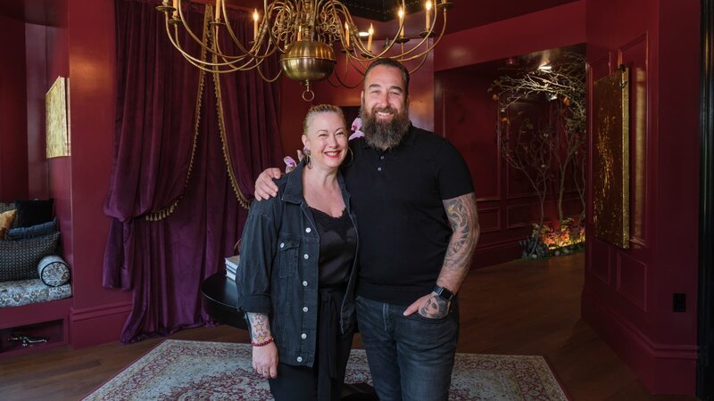 Aufnahmen aus HGTV’s We Bought a Funeral Home: Heather und Arryn posieren in ihrem kürzlich renovierten, dramatischen Eingangsbereich. – Bild: Warner Bros. Discovery /​ Darren Goldstein