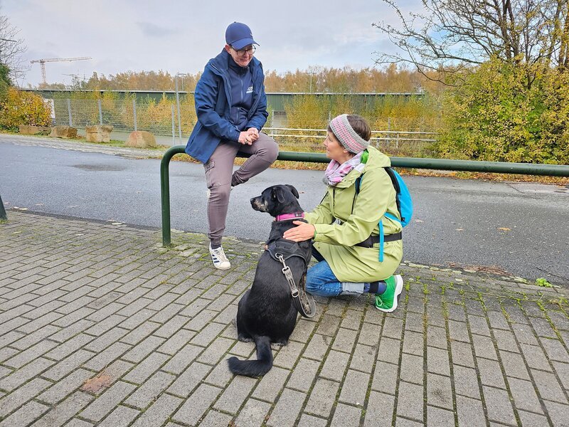 Trainerin Melle (l.) mit Britta und Bardino-Schäferhund-Mix Shoku. – Bild: RTL /​ Mina TV
