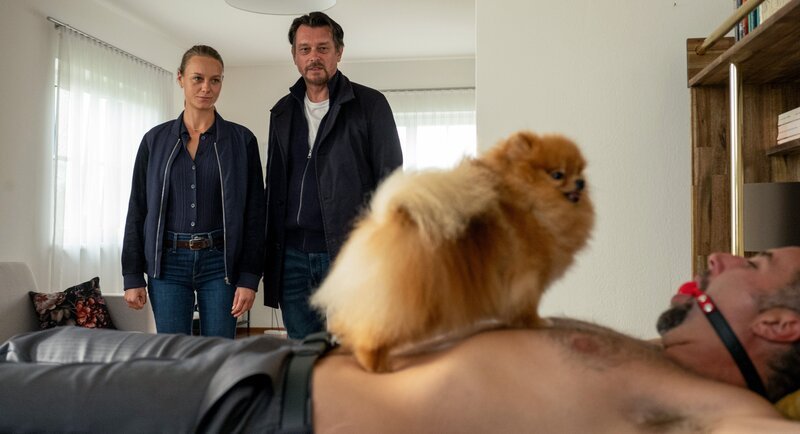 Anni Sulmtaler (Anna Unterberger, hinten li.) und Sascha Bergmann (Hary Prinz) finden Laszlo Nagy (András Sosko, vorne re.) mit dem Spitz Bella. – Bild: ARD Degeto Film/​ORF/​Allegro Film/​Stefan Robitsch