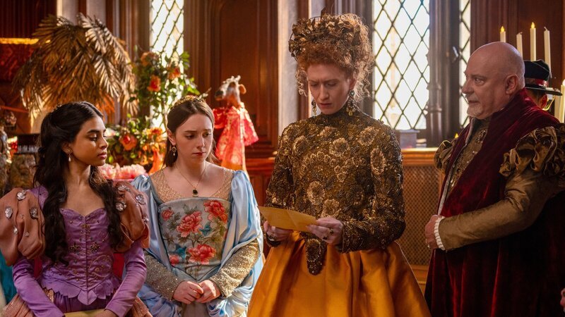 Die Queen (Rebecca Scott, 2.v.r.) wird von Lady Sarah (Twinkle Jaiswal, l.) gezwungen, an ihrem Geburtstag eine Abschiedsrede zu halten. Lady Jane (Georgia Farrow, 2.v.l.) und Lord Cecil (Toby Longworth, r.) ahnen nichts Gutes. – Bild: ZDF