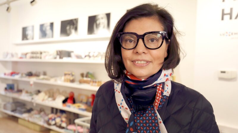 Das Luxemburg House wirkt auf den ersten Blick wie ein Souvenir-Shop, doch es ist weit mehr als das. Handwerker, Designer, Winzer, Schriftsteller, Modeschöpfer und andere Luxemburger präsentieren sich hier mit ihren Produkten. Der Laden ist ein Schaufenster für die Vielfalt und Kreativität des ganzen Landes. Valérie Dubois, eine der Inhaberinnen, erklärt Jens Hübschen das Konzept. – Bild: SWR/​Thomas Keck