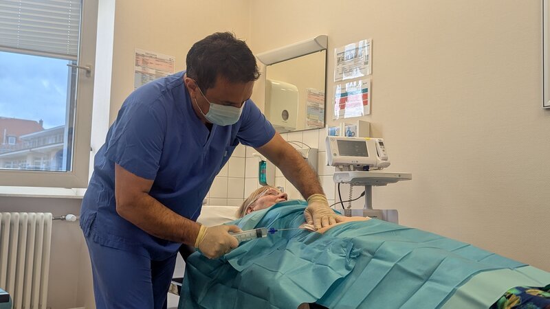 Die Patientin bekommt eine Stammzellentherapie. Dabei werden aus dem Bauchfett gewonnene Zellen aufbereitet und später in die Schulter injiziert. – Bild: ZDF und Maria Gazarjan