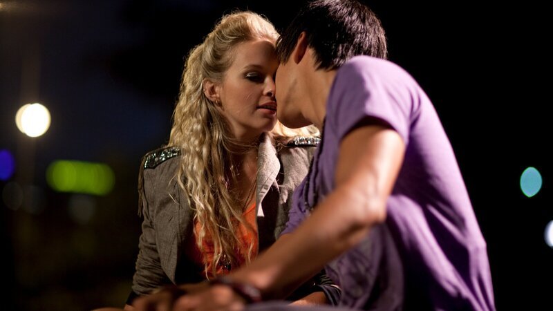 Kat (Alicia Banit) und Christian (Jordan Rodrigues) sind selbst überrascht über ihren Kuss. – Bild: ZDF
