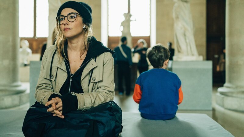 Sylia (Constance Labbé) geht im Louvre auf Erkundungstour. – Bild: ZDF