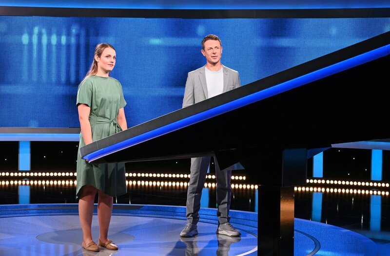 Moderator Alexander Bommes (r.) mit der Kandidatin Luisa Kruse (l.).; ARD GEFRAGT – GEJAGT FOLGE 813, „Alexander Bommes präsentiert beliebtes Quizformat“, am Freitag (06.09.24) um 18:00&nbsp;Uhr im ERSTEN. Moderator Alexander Bommes (r.) mit der Kandidatin Luisa Kruse (l.). © ARD/​Uwe Ernst, honorarfrei – Verwendung gemäß der AGB im engen inhaltlichen, redaktionellen Zusammenhang mit genannter ARD-Sendung bei Nennung „Bild: ARD/​Uwe Ernst“ (S2+). ARD-Programmdirektion/​Bildredaktion, pressefoto.daserste@ard.de – Bild: ARD/​Uwe Ernst