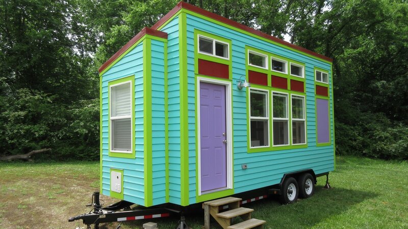 This colorful tiny house is only 189 sq ft., it’s an attention getter. Located in Nashville, TN, as seen on Tiny House Hunters. – Bild: HGTV/​Scripps Networks, LLC