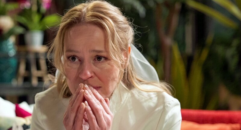 Flora (Theresa Scholze) flieht überfordert von ihrer Hochzeit. Ihr „Nein“ kann sich niemand erklären, am wenigsten sie selbst. – Bild: NDR