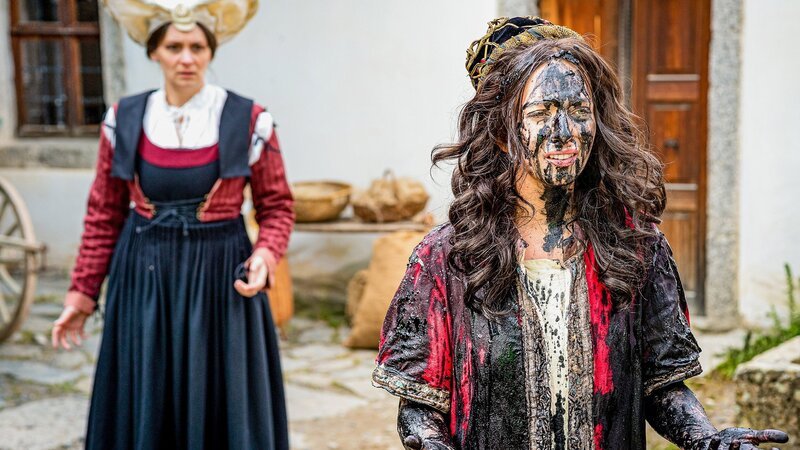 Magie der Märchen (1) Frau Holle und ihre versunkene Welt Die faule Pechmarie wird zur Strafe von Frau Holle mit Pech überschüttet.  Copyright: SRF/​ZDF Studios – Bild:  SRF/​ZDF Studios