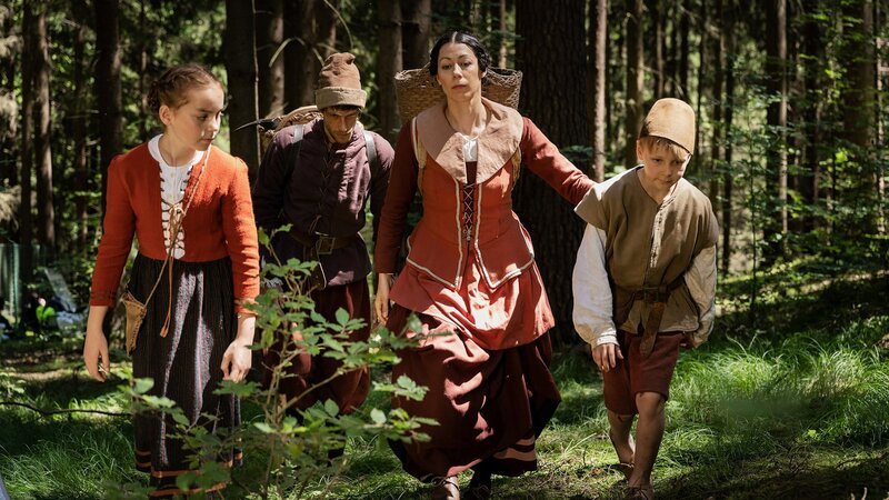 Magie der Märchen Hänsel und Gretel auf der Spur Das Grimm-Märchen beginnt mit einem Schock: Die Eltern von Hänsel und Gretel sind so arm, dass sie ihre Kinder im Wald aussetzen.  Copyright: SRF/​ZDF Studios – Bild:  SRF/​ZDF Studios