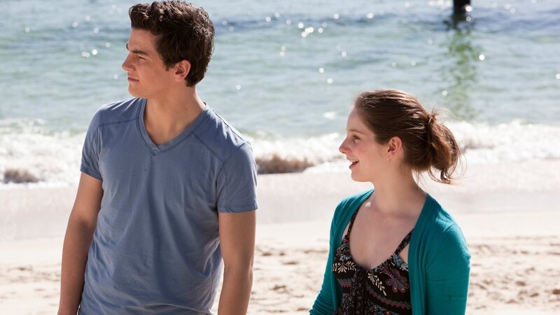 Tara (Xenia Goodwin) und Ben (Thomas Lacey) genießen ihren gemeinsamen Spaziergang. – Bild: ZDF