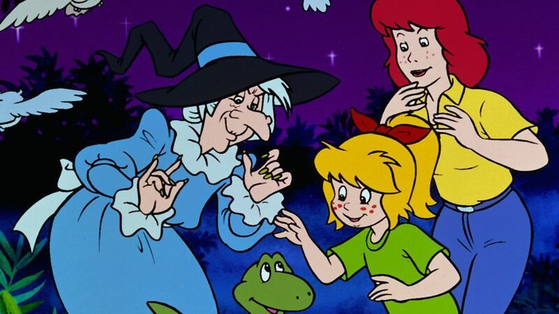Bibi (M.), ihre Mutter (r.) und ihre Großmutter (l.) sind überglücklich: Ihr Hexspruch hat funktioniert, und der kleine Dinosaurier kann aus dem Ei schlüpfen. Noch wissen sie nicht, was sie sich damit aufgehalst haben. – Bild: ZDF