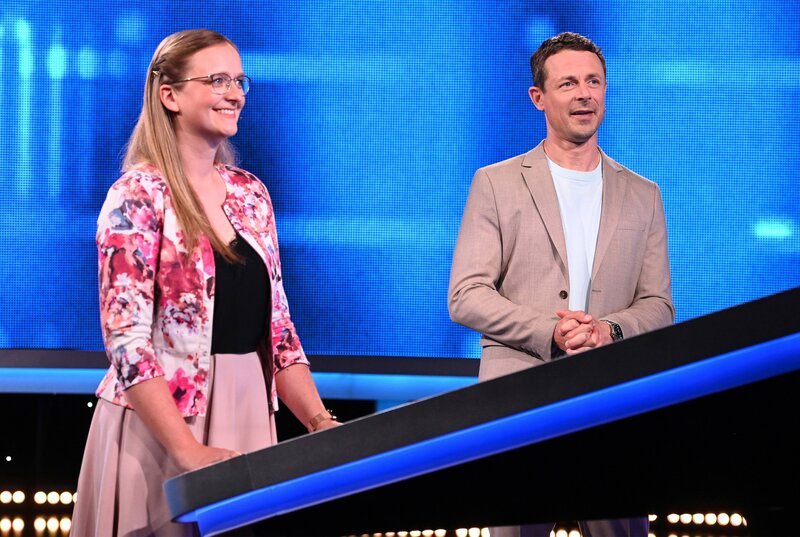 Moderator Alexander Bommes (re.) mit der Kandidatin Lisa Gottwald (li.).; ARD GEFRAGT – GEJAGT FOLGE 811, „Alexander Bommes präsentiert beliebtes Quizformat“, am Mittwoch (04.09.24) um 18:00&nbsp;Uhr im ERSTEN. Moderator Alexander Bommes (re.) mit der Kandidatin Lisa Gottwald (li.). © ARD/​Uwe Ernst, honorarfrei – Verwendung gemäß der AGB im engen inhaltlichen, redaktionellen Zusammenhang mit genannter ARD-Sendung bei Nennung „Bild: ARD/​Uwe Ernst“ (S2+). ARD-Programmdirektion/​Bildredaktion, pressefoto.daserste@ard.de – Bild: ARD/​Uwe Ernst