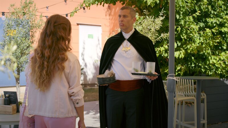 Joana (Josephine Martz, Rückansicht) kann Dragan (Florian Thunemann) für ihren Verkupplungsversuch gewinnen. – Bild: RTL