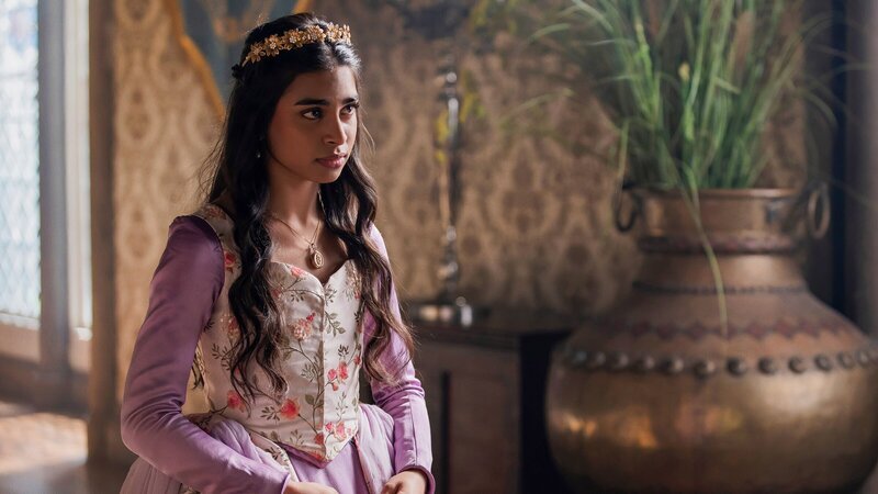 Grace ist sich sicher: Lady Sarah (Twinkle Jaiswal) ist die Verräterin „Spiderweb“ und sie hat auch Beweise dafür. – Bild: ZDF