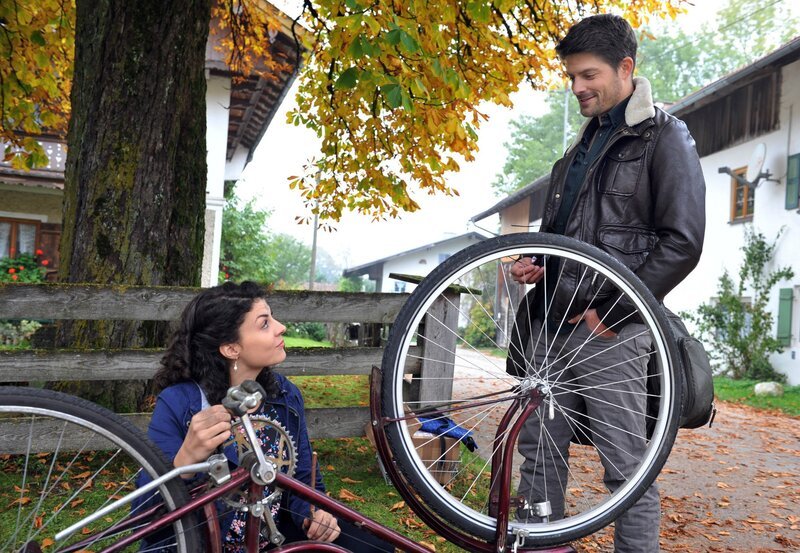 ARD STURM DER LIEBE FOLGE 1896, am Donnerstag um 15:10&nbsp;Uhr im ERSTEN. Daniel (Daniel Buder, r.) hilft Pauline (Liza Tzschirner, l.) bei ihrer Reifenpanne und bringt sie mit Witz und Charme zum Lächeln. – Bild: ARD/​Ann Paur