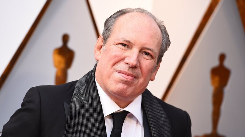 Komponist Hans Zimmer kommt vor der Verleihung der Academy Awards über den Roten Teppich in das Dolby Theatre. – Bild: dpa