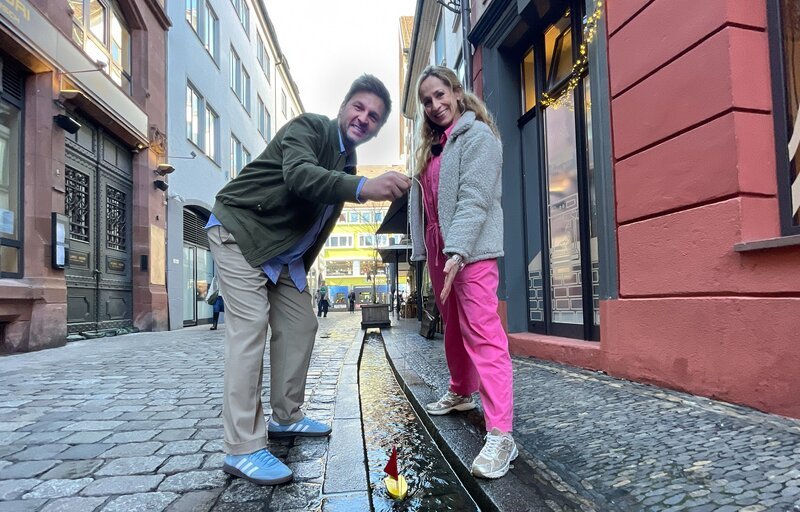 Johannes Zenglein und Tamina Kallert testen ein Freiburger Bächleboot. – Bild: SWR/​Carmen Lustig