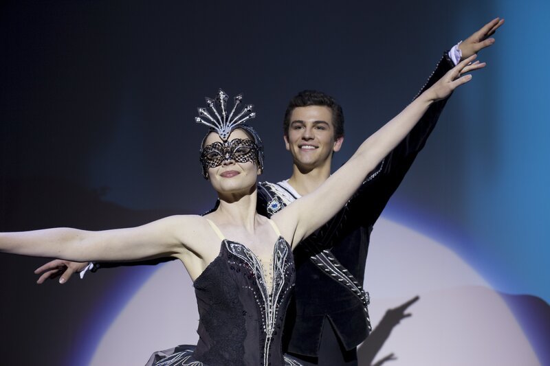 Saskia (Brooke Harman) und Ben (Thomas Lacey) bei der Aufführung. – Bild: ZDF/​STEVE BRACK PHOTOGRAPHER /​ Werner Film Productions