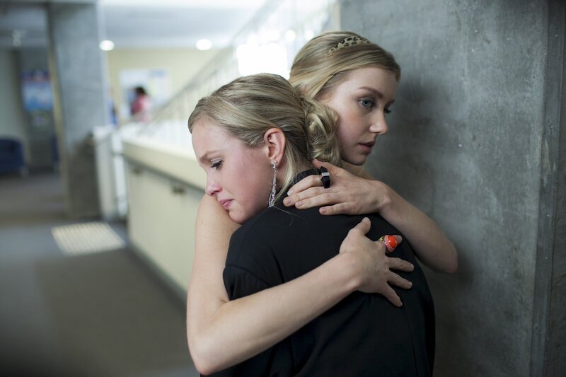 Grace (Isabel Durant, li.) tröstet Kat (Alicia Banit, re.) im Krankenhaus. Ihre Freundin Tara (Xenia Goodwin) muss operiert werden. – Bild: ZDF/​Werner Film Productions/​Mark Rogers