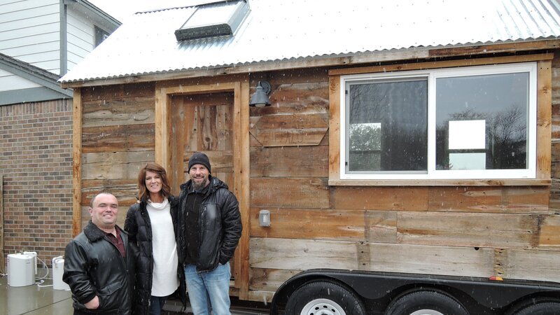 Rob, Tami und Billy vor der rustikalen Hütte in Boulder, Colorado – Bild: Discovery Channel