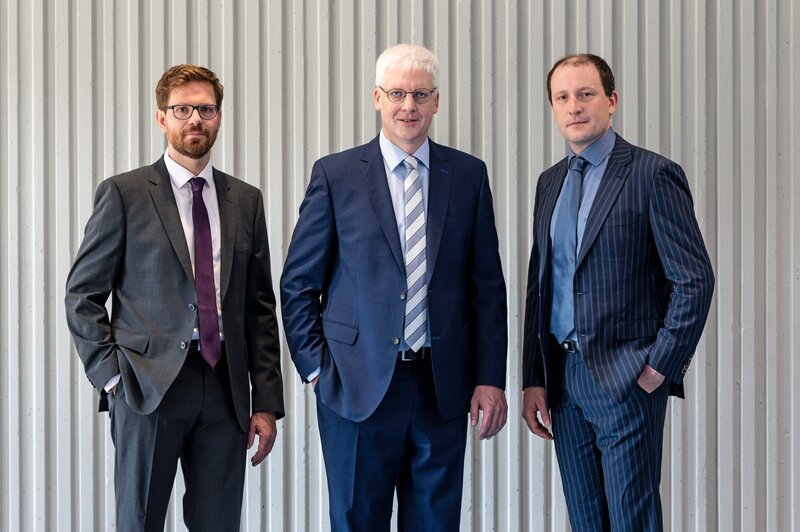 Team 3 – „3D-Druck auf der Nanoskala – Photonische Mikrochips und Lichtbrücken für die digitale Zukunft“: Von links: Dr. Ing. Matthias Lauermann, Prof. Dr. Ing. Christian Koos (Sprecher), Dr. Ing. Philipp Dietrich – Vanguard Automation GmbH, Karlsruhe; KIT, Karlsruhe; Keystone Photonics GmbH, Karlsruhe – Bild: ZDF und ANSGAR PUDENZ Team 3 – „3D-Druck auf der Nanoskala – Photonische Mikrochips und Lichtbrücken für die digitale Zukunft“: Von links: Dr. Ing. Matthias Lauermann, Prof. Dr. Ing. Christian Koos (Sprecher), Dr. Ing. Philipp Dietrich – Vanguard Automation GmbH, Karlsruhe; KIT, Karlsruhe; Keystone Photonics GmbH, Karlsruhe – Bild: ZDF und ANSGAR PUDENZ