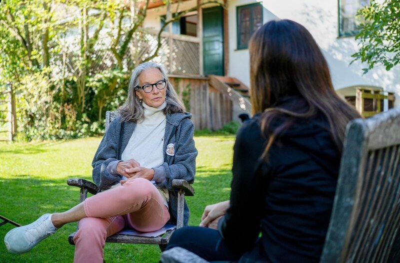 v.li.: Wildbiologin Karoline Schmidt im Interview mit Lisa Gadenstätter. – Bild: ORF/​V-set/​Stefan Vucsina