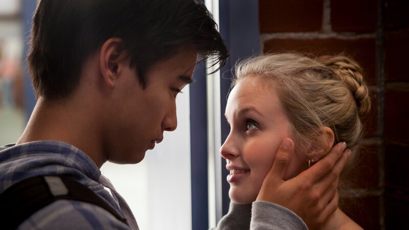 Christian (Jordan Rodrigues) und Kat (Alicia Banit) sind jetzt offiziell ein Paar. – Bild: ZDF