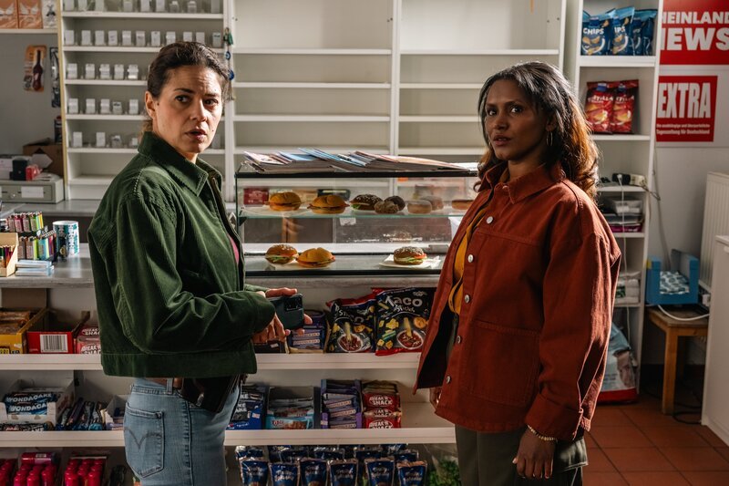 Kommissarin Lilly Funke (Tatjana Kästel, l.) befragt die Besitzerin des Kiosks, Marie Paulsen (Dena Abay, r.), zum Einbruch in ihr Büdchen. – Bild: Martin Rottenkolber /​ ZDF und Martin Rottenkolber