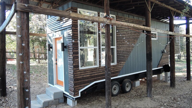 This 240 sq ft Teal and wood tiny home offers great colors and layout – in McKinney, TX – Bild: HGTV /​ Scripps (Focus): HTIHH418_254911