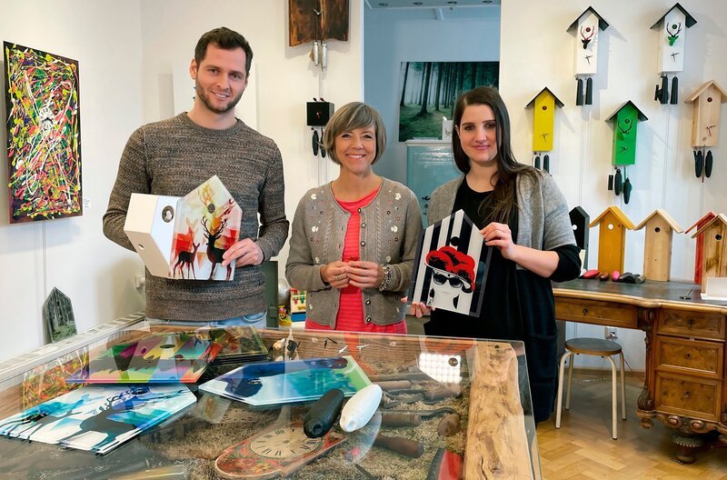 Schonacher Uhrendesignerin Selina Haas und ihr Mann Andreas Kreyer mit Annette Krause. – Bild: SWR
