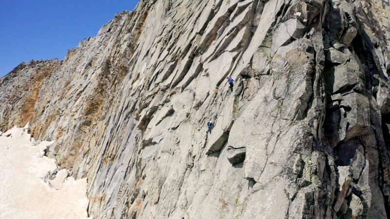 Alpinistinnen Melina und Kerstin in der Kletterroute Traumfänger. – Bild: ORF /​ EMB Film